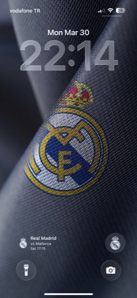 Real Madrid lock screen with team wallpaper and widgets